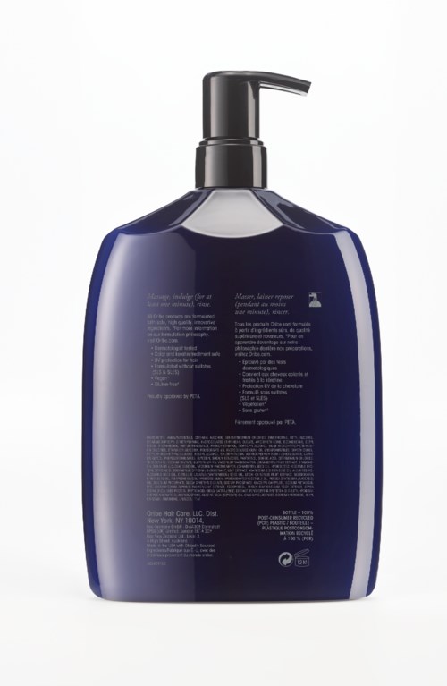 Eine dunkelblaue Seifen- oder Lotionflasche mit schwarzem Pumpkopf, einfache Textanweisungen und ein kleines Logo oben.
