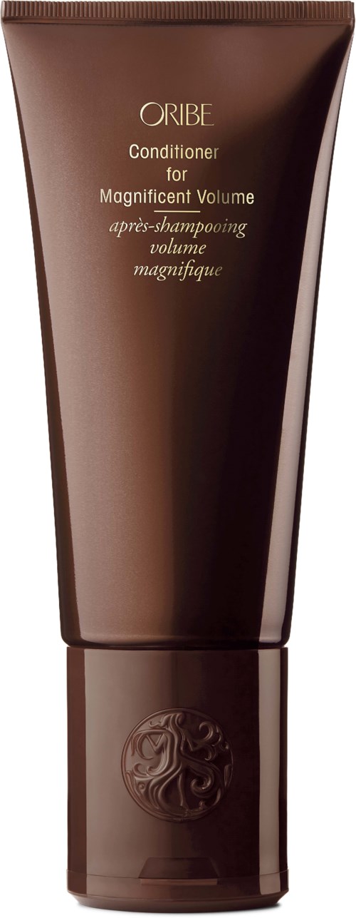Ein brauner Tube Oribe Conditioner für Volumen, mit goldener Schrift und einem kreisförmigen Emblem auf dem Deckel.