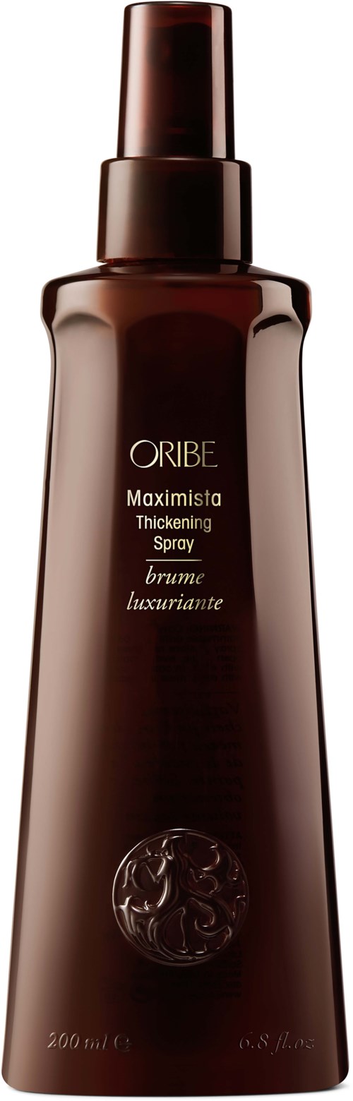 Een bruine sprayfles met pomp, gelabeld als Oribe Maxmisa Thickening Spray, bedoeld voor haarstyling.