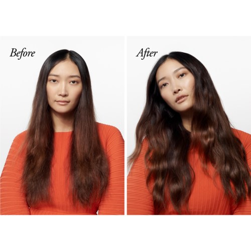 Voor en na foto's van een vrouw met lang, golvend bruin haar in een rood shirt, die haarverandering tonen.