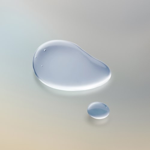 Zwei Wassertropfen auf einer glatten Oberfläche, einer groß und einer klein, reflektieren Licht.