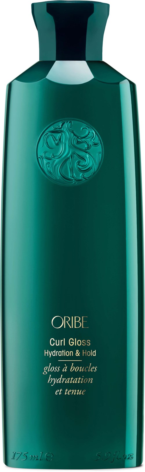 Eine lange, türkisfarbene Flasche mit rundem Logo und goldener Beschriftung, etikettiert Oribe Curl Gloss für Hydratation und Halt.