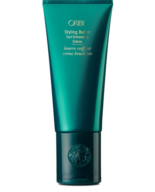 Grüne Tube mit Oribe Styling Butter Curl Enhancing Cream. Einfaches, elegantes Design mit Markennamen und Produktbeschreibung.