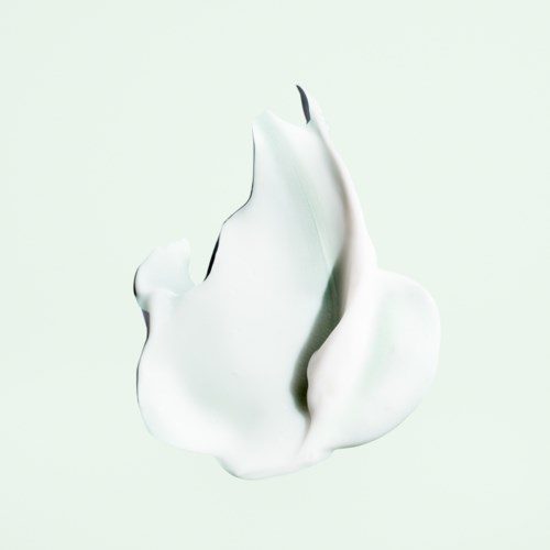 Eine weiße, glatte, abstrakte Form mit schwarzer Spitze, ähnlich einer modernen Skulptur oder Kunstwerk.