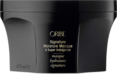 Czarny pojemnik z złotym napisem zawiera Oribe Signature Moisture Masque do pielęgnacji włosów. Ma 175 ml lub 5,9 fl oz.