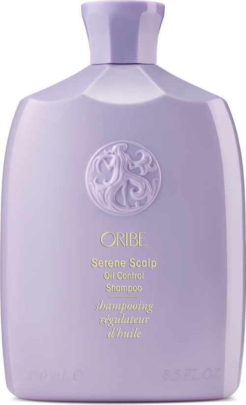 Lila fles met Oribe Serene Scalp Oil Control Shampoo met een ronde logo en gouden letters.