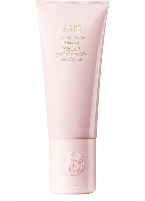 Vaaleanpunainen putki Oribe Scalp Rejuvenating Conditioner -tuubille, jossa kullanvärinen ja vaaleanpunainen teksti, ja kohoava logo alhaalla.