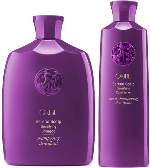 To lilla flasker med Oribe Serene Scalp Densifying Shampoo og Conditioner. Flaskene er elegante med logo.
