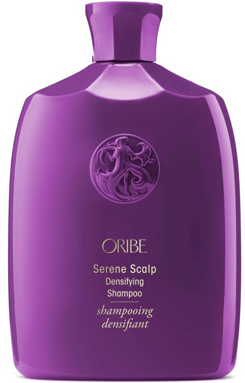 Eine lila Flasche Oribe Serene Scalp Densifying Shampoo mit Logo, matter Oberfläche, runde Form und lila Deckel.