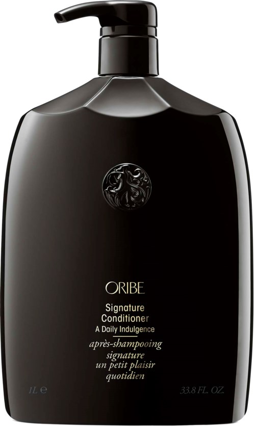 Schwarze Flasche mit Pumpe, Oribe Signature Conditioner, elegantes Design für Haarpflege.