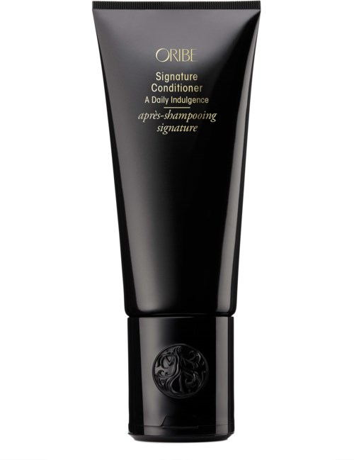 Ein schwarzer, eleganter Tub mit Goldschrift für Oribe Conditioner, kühles Design mit einem runden Emblem an der Unterseite.