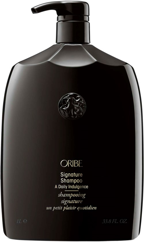 Eine schwarze Flasche mit Pumpe, bezeichnet als Oribe Signature Shampoo, elegantes Design, mit goldener und weißer Schrift.