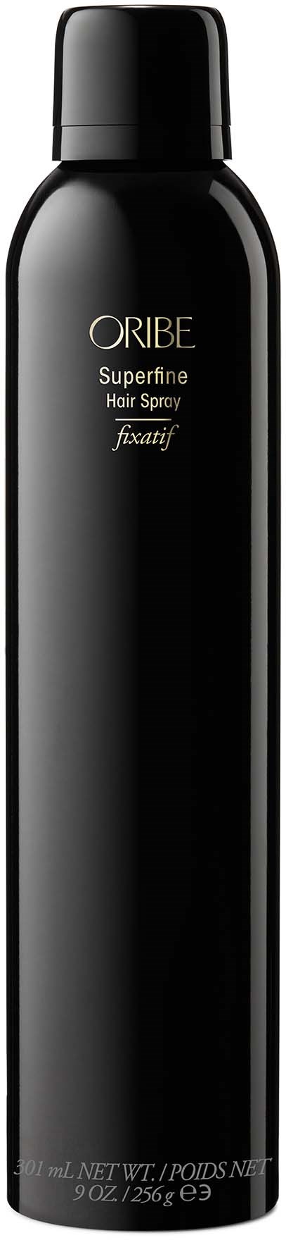Eine lange schwarze Flasche mit ORIBE Superfine Haarspray mit Sprühkopf vor schwarzem Hintergrund.