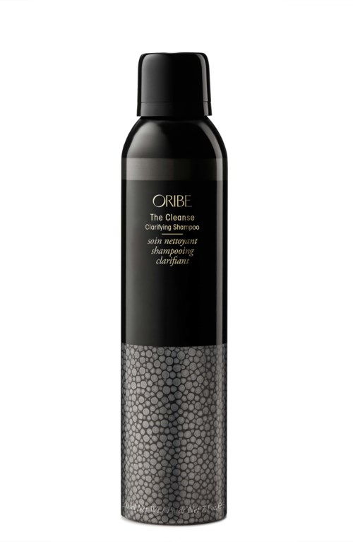 En svart flaska med en mönstrad grå band nära botten, märkt som Clarifying Shampoo av Oribe.