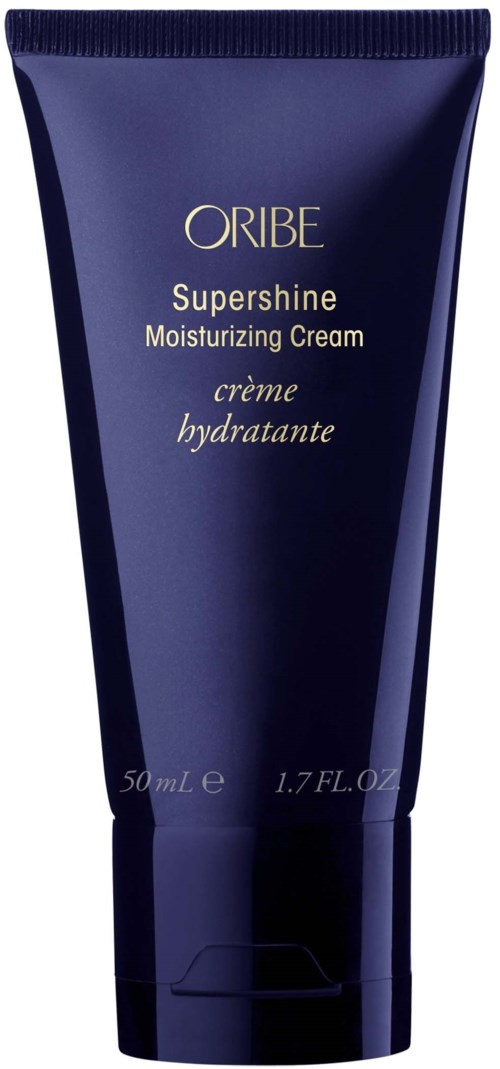 Blaue Tube mit Oribe Supershine Feuchtigkeitscreme mit goldener Schrift. Die Tube steht aufrecht mit Klappverschluss.