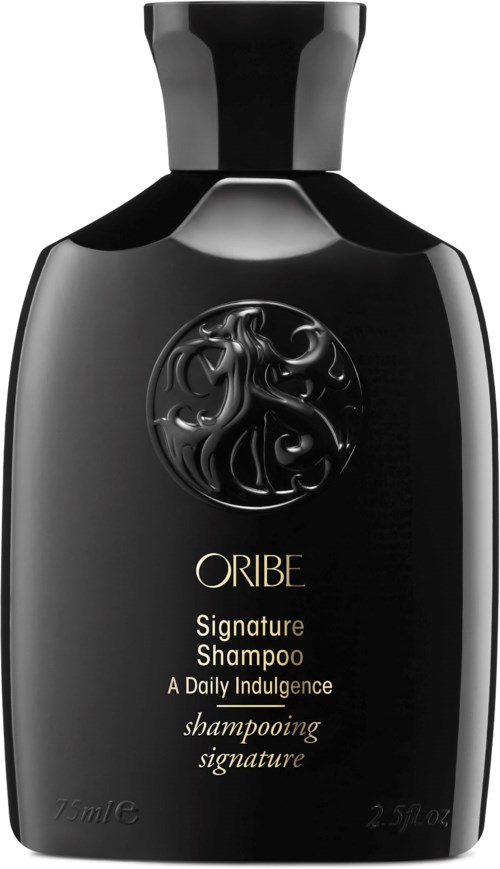 Eine schwarze Shampooflasche mit glänzendem Deckel, einem runden Emblem und goldener Aufschrift "Oribe Signature Shampoo."
