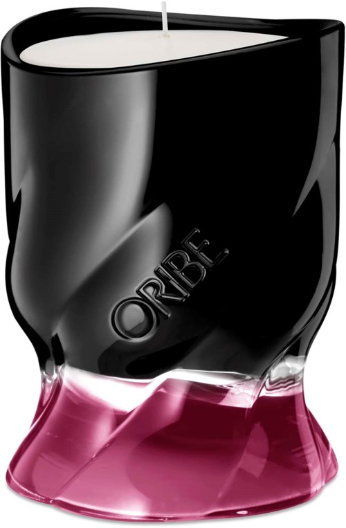 Eine schwarze und rosa Duftkerze in einer einzigartigen, gewölbten Glashalterung mit 'ORBÉ' geschrieben.