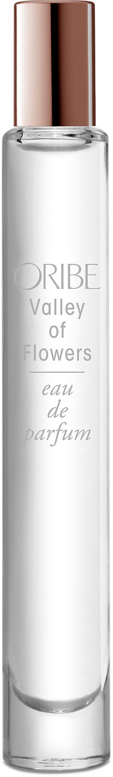 Eine lange, klare Parfümflasche mit einem rosa Deckel und weißem Etikett, beschriftet mit 'ORIBE Valley of Flowers eau de parfum.'