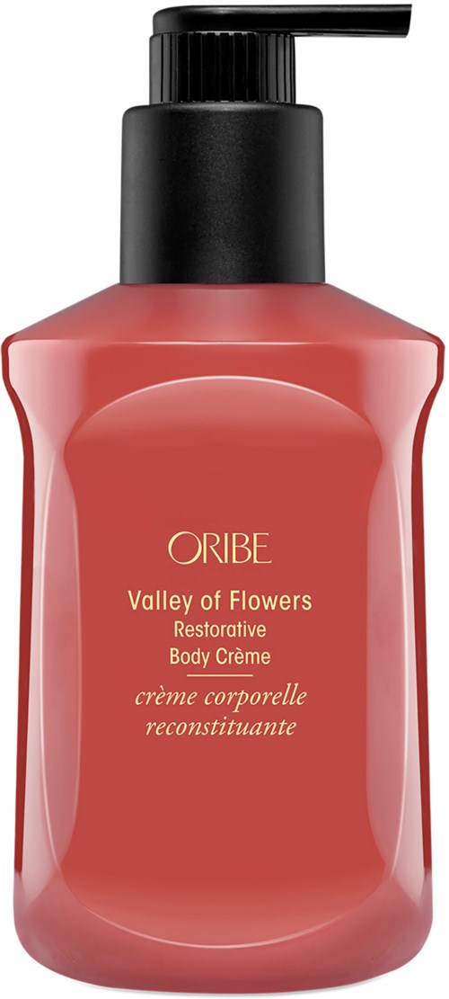 Eine rosa Flasche mit Oribe Valley of Flowers Restorative Body Creme und schwarzem Pumpverschluss.