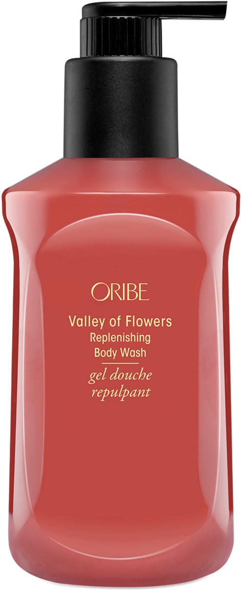 Eine rosa Körperwaschflasche mit schwarzem Pumpkopf. Sie trägt die Marke Oribe und sagt 'Valley of Flowers'.