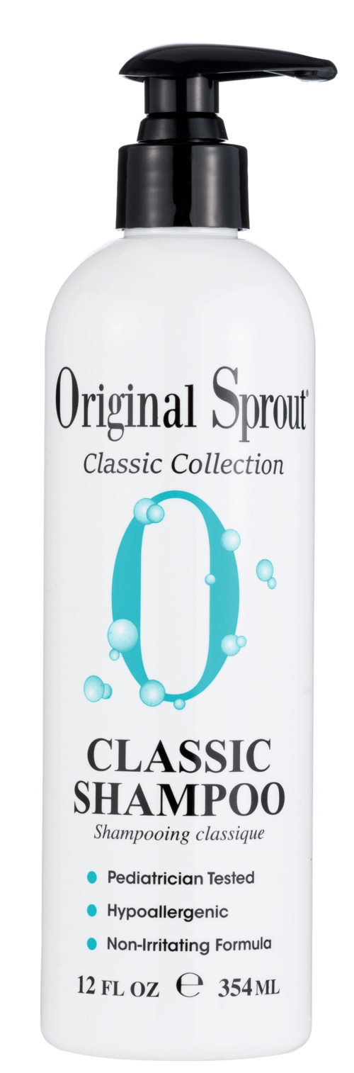 En vit flaska med svart pump märkt 'Original Sprout Classic Collection' och 'Classic Shampoo' med blå bubblor.