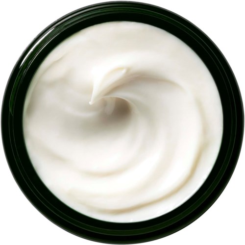 Ein schwarzer Behälter mit glattem, cremigem weißen Joghurt oder ähnlichem Milchprodukt, gerührt an der Oberfläche.