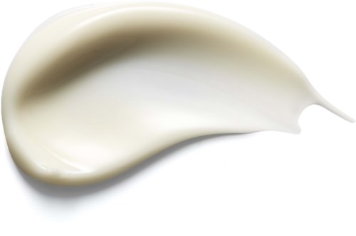 Weiße Creme oder Lotion, die auf weißem Hintergrund in Tropfenform aufgetragen ist.