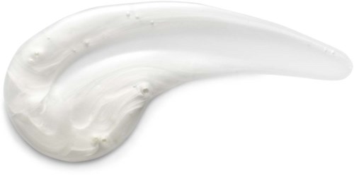 En sväng av vit kräm eller lotion på en svart bakgrund, slät och krämig i konsistensen.