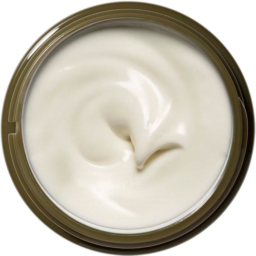 Ein offener Behälter mit weißem cremigem Joghurt oder ähnlichem Produkt. Die Oberfläche ist glatt mit leichten Wirbeln.