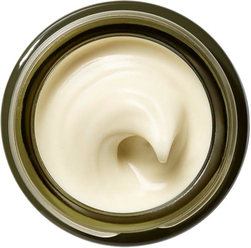 Ein Glas mit weißer Creme, geöffnet, mit glatter, spiralförmiger Oberfläche.