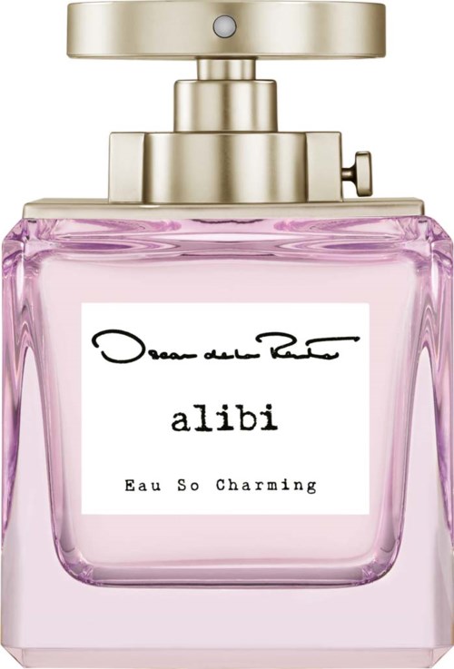 En rosa parfymflaska med guldkork och en vit etikett som säger 'alibi Eau So Charming' och en signatur.