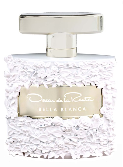 En vit parfymflaska med texturerad yta, silvrig kork och en gyllene etikett som säger "Oscar de la Renta Bella Blanca."