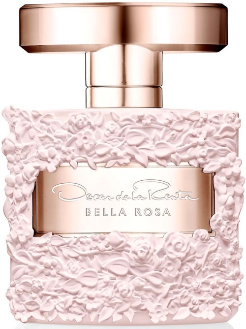 En parfymflaska med ljus rosafärgad, texturerad blommor och en guldkork, märkt 'Oscar de la Renta Bella Rosa.'