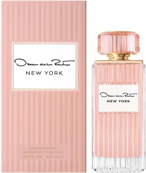 Ett rosa parfymkuvert och flaska med guldkant, visar märket "Oscar de la Renta New York."