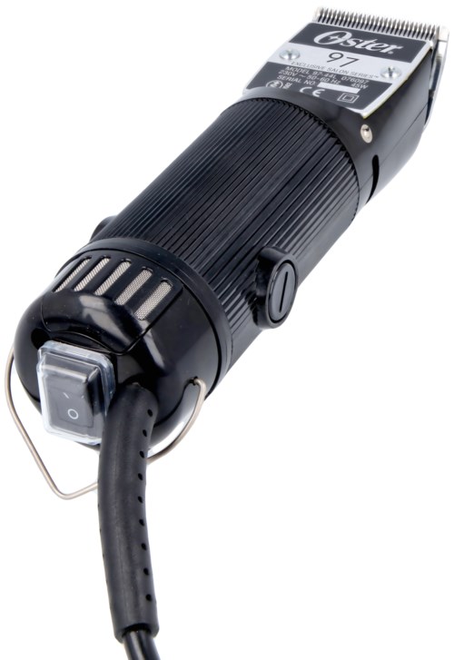 Haarclipper met zwart lichaam, zilveren mes en netsnoer. Heeft een knop voor haarlengte-instelling.