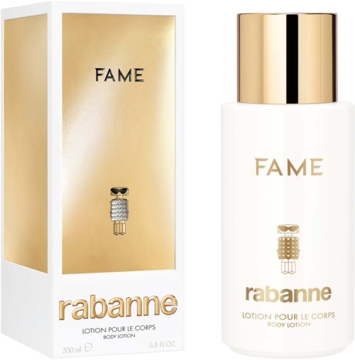 Eine weiße Körpersprühflasche mit goldener Kappe und goldener Schrift. Die Verpackung hat ein ähnliches Design und Farben.