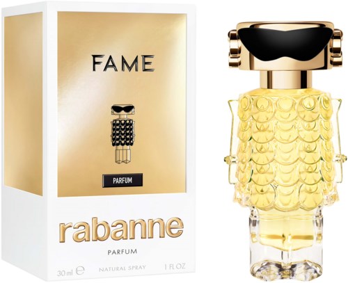 Ein Parfümflasche mit schwarzem Deckel und kleidförmigem Körper, neben einem gold-weißen Karton mit Text und Design.