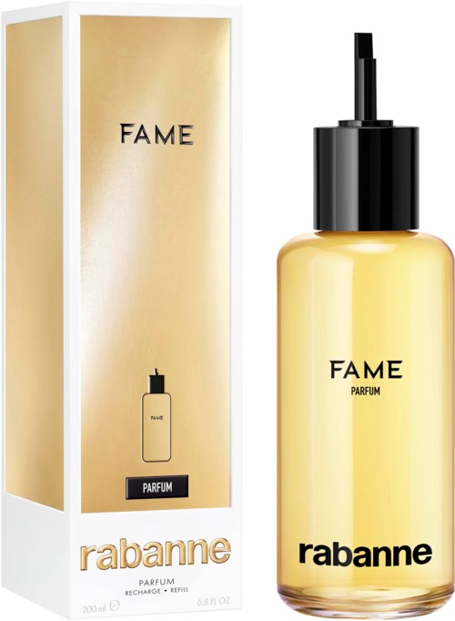 Ein Parfümflasche mit schwarzem Deckel, goldener Flüssigkeit und einer weißen Box mit goldenen Akzenten und dem Wort 'FAME'.