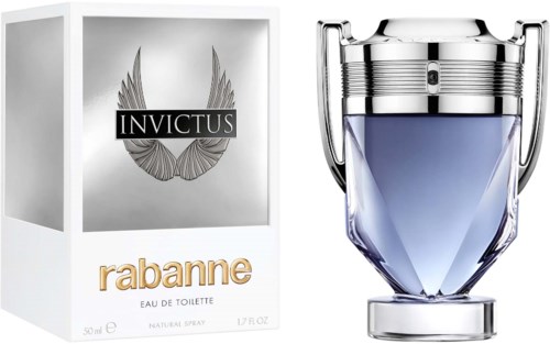 Ein Parfümflasche mit Silber- und Blau-Design und die Schachtel mit der Aufschrift 'Invictus' und 'Rabanne' stehen nebeneinander.