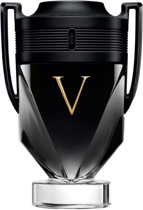 Luxuriöse schwarze Flasche mit einem großen goldenen V, auf einem Glaskrug, sieht elegant und stilvoll aus.