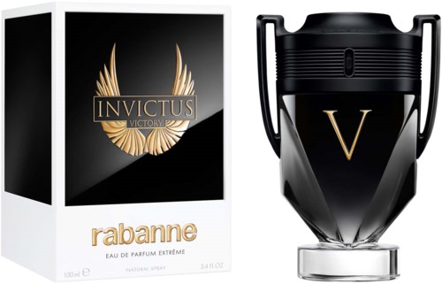 Ein Parfümset mit 'Invictus Victory' und eine schwarze Flasche mit goldenem 'V'-Logo.