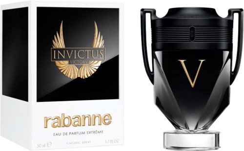 Ein Parfümflasche und Verpackung, schwarz mit Goldakzenten, mit großem goldenem 'V' auf der Flasche und den Marken 'Invictus' und 'Rabanne'.
