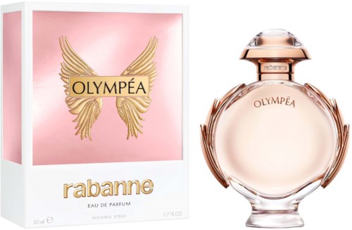 Een roze parfumdoos met gouden vleugels en het woord 'OLYMPEA'. Naast een ronde glazen parfumfles met een gouden dop.