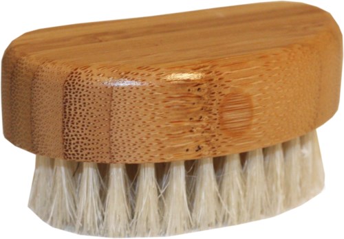 Eine Holzreinigung Bürste mit weißen Borsten. Das Holz ist glatt und abgerundet, zum Reinigen.