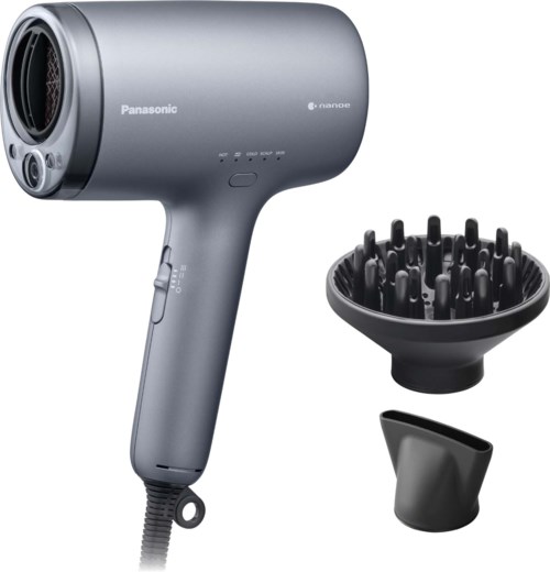 En silverfärgad Panasonic hårtork med två tillbehör: en diffuser och en koncentrator.