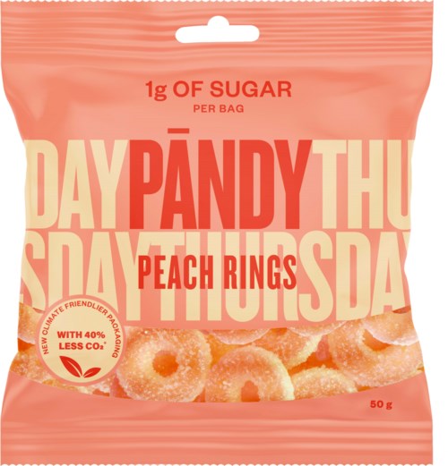 En rosa snackpåse märkt 'PandyThul Peach Rings' med en bild av persikafärgade godiskedjor och text om sockerhalten.