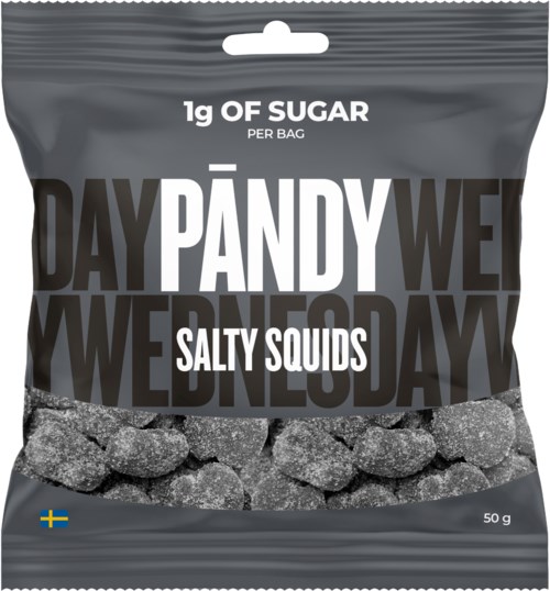 En grå påse märkt 'Salty Squids' med Sveriges flagga, visar svartvita salta bläckfiskgodisar.