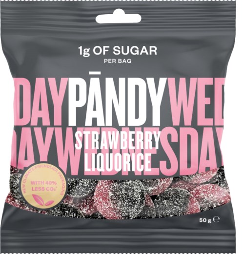 Jordgubbslakrits i ett grått och rosa förpackning, nämner 1g socker per påse, med 50 gram inuti.