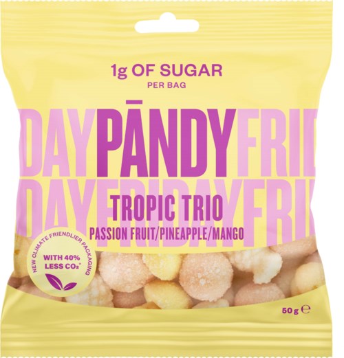 Ljusgul förpackning med lila text, visar tugggodis kallat 'Pandy Fri', smak 'Tropic Trio', med fruktbilder.