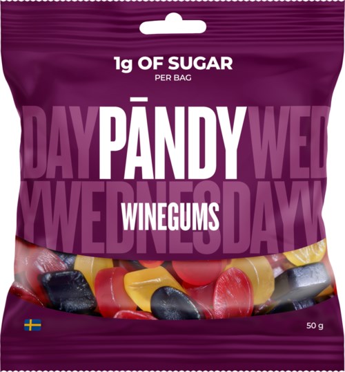 En lila påse med Pandy-vinbär med genomskinligt fönster som visar färgglada godisar och information om sockerinnehåll.